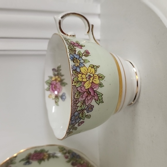 Colclough Teacup and Saucer, Bone China, Made in England, Floral Mint Condition - Picture 3 of 5
